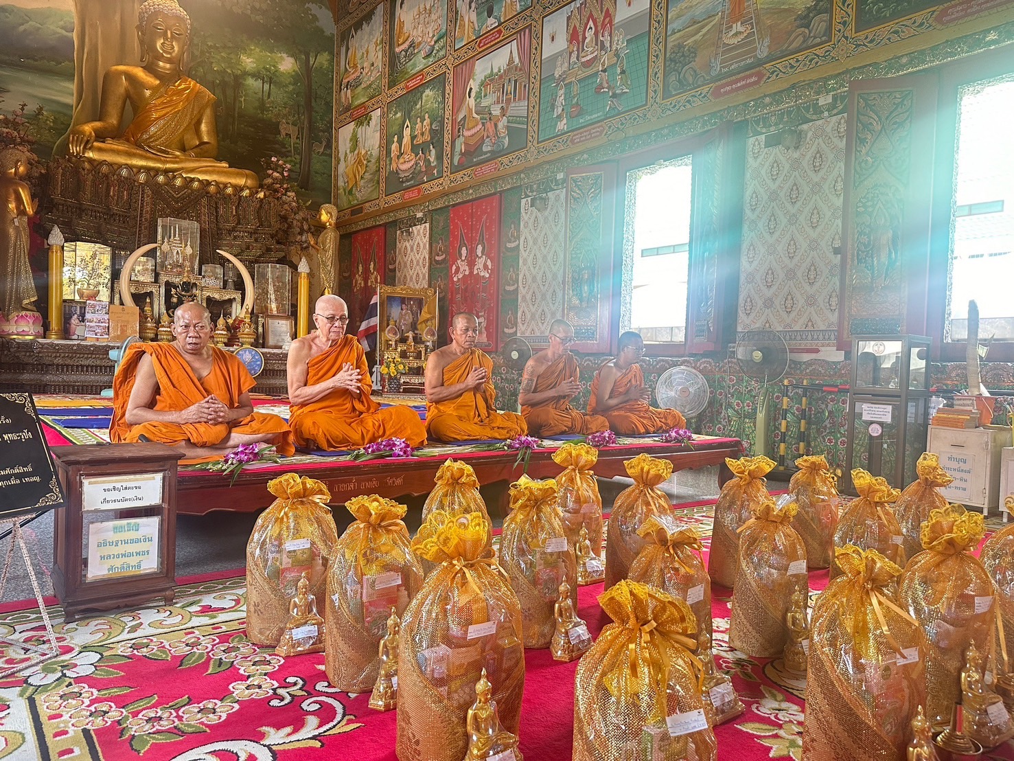 ทำบุญถวายสังฆทานและพระพุทธรูป